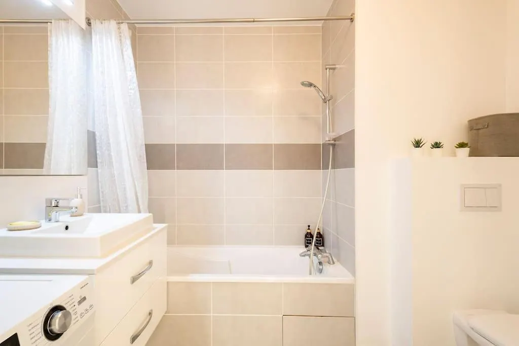 Apartment In Ferney Near Geneva Airport / Un / Who 费内-伏尔泰